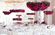Цветочные композиции для украшения столов на свадьбу на высоких вазах