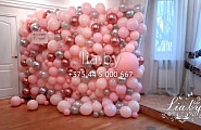 фотозона из шаров в розовых тонах в вижде из стены шаров разного размера девочке на 1 годик