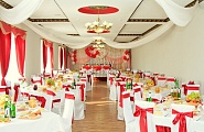 Украшение свадебного зала в бело-красные тона