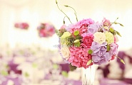 Цветочные композиции для украшения столов в вазах
