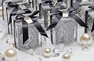 Картонная бонбоньерка в ретро стиле в прозрачном кубе (черно-белая свадьба)