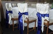 Украшение стульев на синей свадьбе