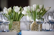Украшение столов изящными ненавязчивыми цветочными композициями в небольших вазах