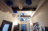 Украшение частного дома сине-белыми и голубыми шарами с гелием, а также фольгированными шарами на выписку ребенка из роддома (мальчик)