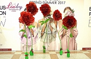 Гигантские розы как фото-зона на выставке BFW 2016