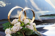 Украшение главного свадебного автомобиля кольцами на капот