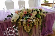 Свадебная цветочная композиция на столе-президиуме в ресторане Шляхецкі Маентак