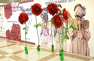 высокие бумажные цветы на выставке