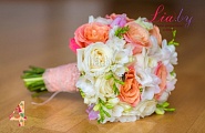 Букет невесты из белых и персиковых роз с белой фрезией №4