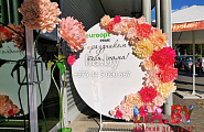 Цветочная круглая фотозона и большие орхидеи на вход ко Дню Матери
