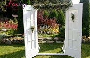 Белые двери для свадебной церемонии