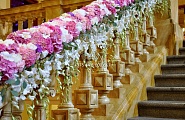 Украшение перила лестницы цветами на свадьбу