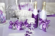 Украшение бокалов, свечей и бутылок на свадьбу в цвете баклажан