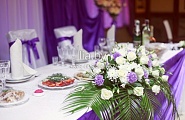 Украшение стола для молодых в фиолетовые тона с использованием цветочной композиции