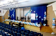 Украшение сцены воздушными шариками в актовом зале академии последипломного образования г. Минск