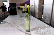 Украшение стола на выставке вазой с каллами