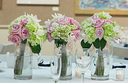 Цветочная композиция для украшения стола состоит из 1-3 (и более) стеклянных ваз с букетами из живых цветов, стоимость 1 букета+ваза от 55$