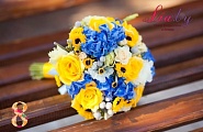 Желто-синий: из желтой и бежевой розы, белой и синей гортензии, брунией и рудбекией №8