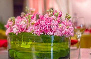 Просто и красиво: цветы в плоской вазе на свадебном банкете