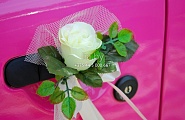 Украшение цветами и фатином ручек свадебного авто