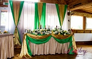Зеленый с золотым в украшении свадебного банкета