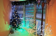 украшение офиса лизинговой компании к новому году - снежная фотозона на тему "Зимняя улица" с лавкой, фонарем, елью и снегом