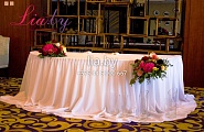 Украшение стола для молодых тканями, живыми цветами и вазами