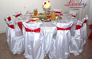 Украшение банкетного стола для гостей на свадьбе в красном (Минск)