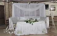 Белая свадьба, стол молодых с диваном
