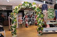 Украшение холла магазина цветочной аркой с зеленью на 8 марта