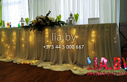  украшение зала на свадьбу шарами и тканями, стол дарения цвета белый и золото в кафе Пралеска