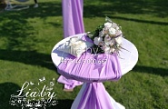 Подушка для колец и букет невесты на столике для росписи