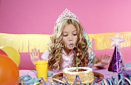 День рождения маленькой принцессы, имениннице корона, гостям колпаки, используются шары, флажки, ленты, гирлянды, пластиковая посуда
